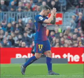  ?? FOTO: PEP MORATA ?? Paco Alcácer, aplaudido por el Camp Nou tras marcar y ser sustituido