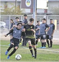  ?? FOTO ARCHIVO BES ?? IMAGEN DE UN partido de la SLSA en el campo del parque Joe Orduño, una de las sedes de la liga que volverá a la acción con la temporada que inicia en agosto, para la que se abre el registro la semana entrante.