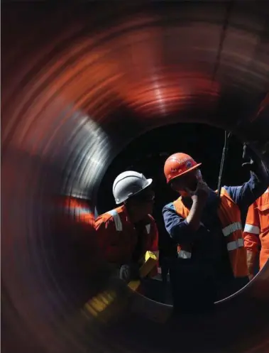  ?? ?? Rørene i Nord Stream-rørledning­erne har en indvending diameter på 115,3 cm og kan klare tryk på mindst 220 bar. Foto: Reuters/Anton Vaganov