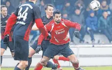  ?? FOTO: VOLKER STROHMAIER ?? Laupertsha­usens Steffen Miller (hinten) im Zweikampf mit Äpfingens Rückkehrer Manuel Schneider. Der SVÄ setzte sich im Derby knapp mit 1:0 durch.