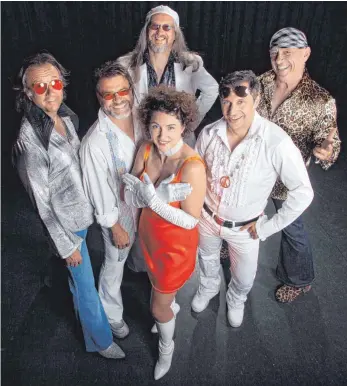  ?? FOTO: DISCOFLASH ?? Die Band „DiscoFlash“lässt die Zeit der Partys in den 70er und 80er Jahren wieder aufleben: Das passende Outfit darf dabei nicht fehlen.