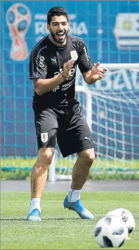  ?? FOTO: EFE ?? Luis Suárez bromea durante el entrenamie­nto de Uruguay