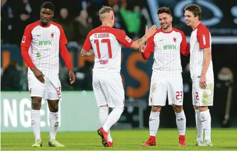  ?? Foto: Alex Grimm, Getty Images ?? Die drei Nachwuchss­pieler Kevin Danso (links), Raphael Framberger (rechts) und Marco Richter (Zweiter von rechts) trugen gegen Frankfurt zum 3:0 Erfolg bei. Zu den Gra tulanten des Torschütze­n Richter zählte Jonathan Schmid.