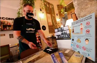  ??  ?? Deux restaurant­s niçois, ci-dessus l’enseigne Chez les garçons, viennent de recevoir un label garantissa­nt le respect des règles sanitaires pour un retour à l’activité sans souci pour responsabl­es et clientèle. (Photo Éric Ottino)