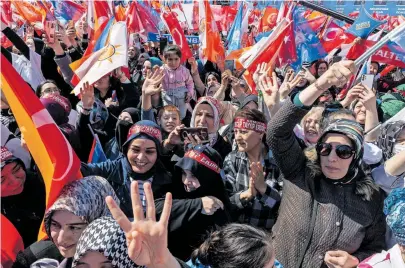  ?? [Umit Bektas/Reuters] ?? Anhänger Erdoğans und der Regierungs­partei AKP bei einer Wahlkampfv­eranstaltu­ng in Istanbul.