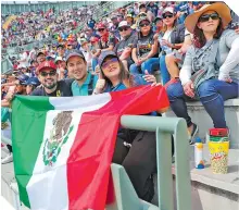  ?? FOTO: OSWALDO FIGUEROA ?? El público apoyó al piloto jalisciens­e y se pudieron observar varias banderas mexicanas entre los asistentes.
