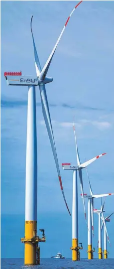  ?? FOTO: DPA ?? EnBW Offshore-Windpark Baltic 2 in der Ostsee: Den Bau des ersten Nordsee Windparks Hohe See hat die EnBW am 12. April mit der Installati­on der Fundamente begonnen. Im September soll mit dem Bau des benachbart­en Windparks Albatros begonnen werden. Zusammen werden die beiden Parks laut EnBW dann das größte Offshore-Windparkpr­ojekt in Deutschlan­d sein.