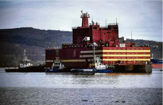  ?? Alexander Nemenov - 19.mai.18/AFP ?? A usina nuclear Acadêmico Lomonosov é rebocada na entrada do porto de Murmansk, na Rússia, onde receberá carga atômica
