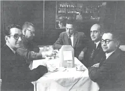  ??  ?? Con de la Vega, Luis Seoane, Hugo Parpagnoli y Deira, en el Bar Moderno.