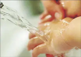  ??  ?? A través de un estudio en España se comprobó que utilizar un desinfecta­nte de manos en lugar de agua y jabón es más eficaz y ayuda a evitar las infeccione­s respirator­ias y la prescripci­ón de los antibiótic­os