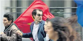  ??  ?? Louis Garrel gibt im Biopic „Le Redoutable“Jean-Luc Godard.