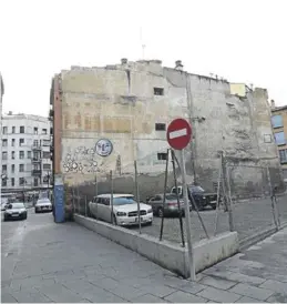  ?? ÁNGEL DE CASTRO ?? El edificio que será demolido en la calle Ramón y Cajal.