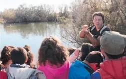  ??  ?? In dem Feuchtgebi­et Punta Entinas Sabinar klärte Palermo die Kinder über die Arten von Enten auf, die in dort heimisch sind.