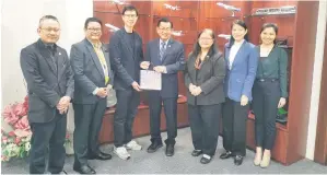  ?? ?? KUNJUNGAN: Kelihatan Yeo (tiga kiri) bersama Lee (empat kanan) bergambar kenangan bersama cenderamat­a di pejabat MOTS di Kuching.
