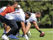  ?? AARON DOSTER / ASSOCIATED PRESS ?? New Bengals center Ted Karras
(right) sets prior to the play as Joe Burrow gets in position during OTAS on Tuesday in Cincinnati. Karras is one of three new additions to the Bengals’ offensive line this season.