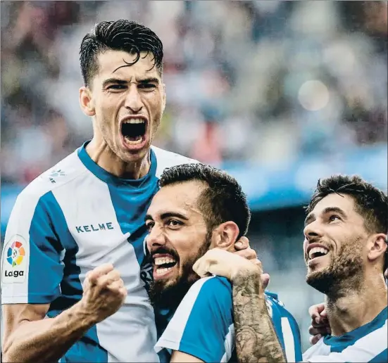  ?? MONTSE GIRALT ?? Marc Roca celebra con Borja Iglesias y Dídac el gol del delantero gallego que sirvió para dar tranquilid­ad a su equipo