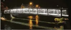  ?? Fotos: Schopf ?? Zur Einweihung der Brenzbrück­e in Gundelfing­en war neben den Baubeteili­gten die Klasse 3 a anwesend (oben). Bei Nacht ist die Brücke beleuchtet.