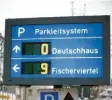  ??  ?? Das Parkhaus am Bahnhof wird fertigge‰ stellt.