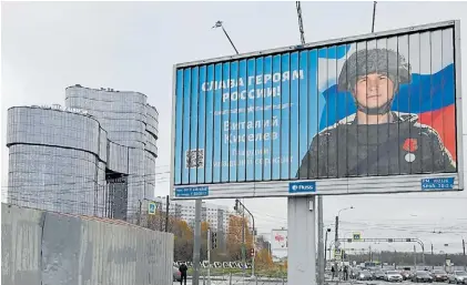  ?? AFP ?? Defensa. “Gloria a los héroes de Rusia”, dice el cartel cerca de la sede del grupo militar Wagner en Moscú.
