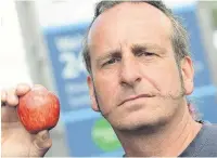  ??  ?? ●● Leo Deen protested about the lack of English apples on sale