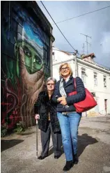  ??  ?? «Nasci, fui criada, namorei e casei no Caramujo», diz D. Berta, 89 anos, 66 dos quais no antigo bairro industrial – onde nasceu a                                                                  primária no Alfeite, aprendeu a nadar na praia da Mutela...