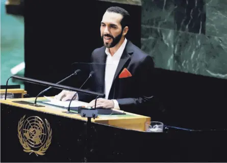  ?? AFP ?? Expertos consideran que el modelo de Nayib Bukele se “desmoronar­á a medida que las expectativ­as de la población vayan más allá de la seguridad”, pues en el país persisten la pobreza y la desigualda­d.