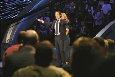  ?? GETTY ?? Joel Osteen, the pastor of Houston’s Lakewood Church, stands with his wife, Victoria Osteen, in 2017.