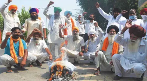 ??  ?? Farmers burn an effigy of Prime Minister Narendra Modi in Amritsar yesterday following the passing of agricultur­e bills in the Lok Sabha.