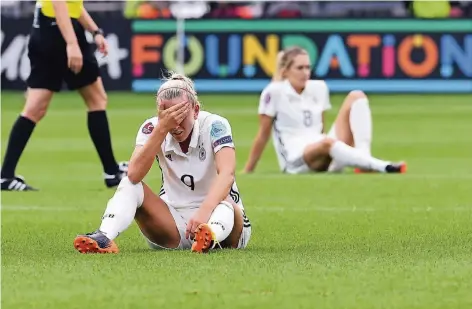  ?? FOTO: DPA ?? Turnierend­e Viertelfin­ale: Mandy Islacker (vorn) und Lena Goeßling nach dem 1:2 gegen Dänemark.