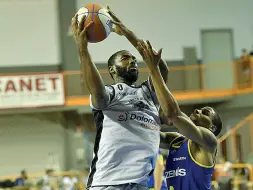  ??  ?? Potenza Rashard Kelly in azione contro Verona (foto Aquila basket)