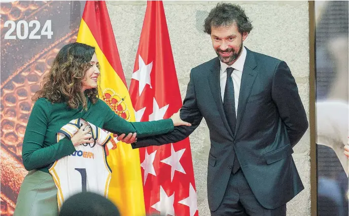  ?? DAVID JAR ?? Isabel Díaz Ayuso recibe la camiseta del Real Madrid, de manos del capitán Sergio Llull