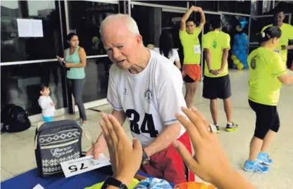  ?? ALBERT MARÍN ?? Rodrigo Durán Camacho, un jubilado de 82 años, recoge su número para competir. Él participa todos los años en la denominada carrera del escalón, organizada por la Caja de Seguro.