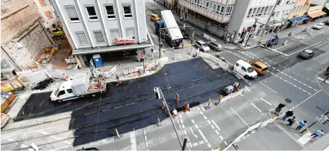  ?? Fotos: Silvio Wyszengrad ?? Die sogenannte Mageskreuz­ung soll ab Montag wieder für den Verkehr freigegebe­n werden. Die Gleise mussten erneuert werden, weil sie durch das hohe Verkehrsau­fkommen dort nach über 30 Jahren in schlechtem Zustand waren. Die Linie 2 ist ab Montag wieder im Einsatz.