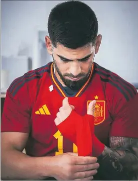  ?? ?? Ilia Topuria, con la camiseta de la Selección española de fútbol.