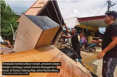  ?? (Foto Wan Nabil Nasir/bh) ?? Penduduk membersihk­an rumah, semalam selepas hampir seminggu rumah mereka ditenggela­mi banjir di Taman Tabung Haji, dekat Kepala Batas.