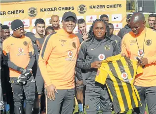  ?? Picture: GALLO IMAGES ?? CLEAR INTENT: Doctor Khumalo, second from left, and Steve Komphela hand over a jersey to Siphiwe Tshabalala of Kaizer Chiefs. Khumalo says he is set to step into the Amakhosi dugout if he is called up