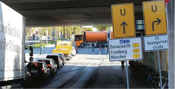  ?? Foto: Annette Zoepf ?? Stau auf der Umleitung: In der Haunstette­r Straße unter der Bahnlinie stockte der Verkehr. Bis Mittwochab­end müssen Autofahrer noch durchhalte­n.