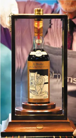  ?? PHOTO AFP ?? La bouteille millésime 1926 produite par Macallan et dessinée par l’artiste italien Valerio Adami a battu un nouveau record.