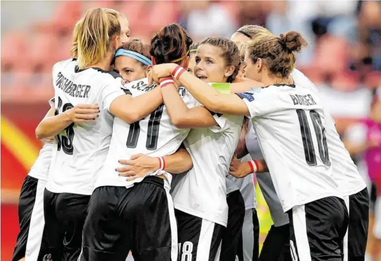  ?? BILD: SN/GEPA PICTURES ?? Wenn man die ganze Welt umarmen möchte: Österreich­s Fußball-Nationalsp­ielerinnen feiern Lisa Makas, erkennbar an der Kopfverban­ds-Haarreifen-Kombinatio­n.
