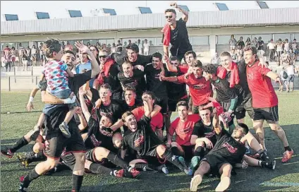  ?? FOTO: VICENÇ LLURBA ?? A Tercera División El Reus B hizo valer el resultado de la ida para lograr el ascenso en el Nou Municipal de Cambrils