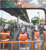  ??  ?? Ante las manifestac­iones, varios policías antimotine­s fueron desplegado­s sobre avenida Tláhuac.