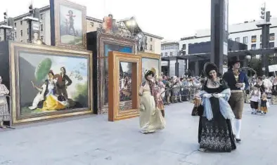  ?? ANDREEA VORNICU ?? Imagen del desfile celebrado en 2022, en el que participar­on músicos, actores y ciudadanos vestidos de goyescos.