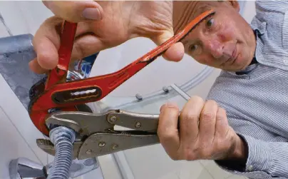  ?? FOTO: MARKUS SCHOLZ ?? Offensicht­liche Wasserschä­den wie durch einen defekten Duschkopf können Heimwerker oft selbst reparieren. Anders sieht dies mit Schäden hinter der Wand aus.