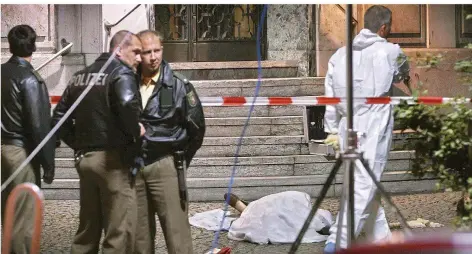  ?? FOTO: WIJNANDS/DPA ?? Tatort Duisburg, vor zehn Jahren: Vor einer Pizzeria findet die Polizei sechs Leichen. Die Italiener starben bei einem Racheakt in Mafia-Kreisen.