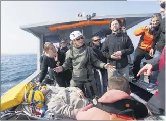  ?? (Photo S.Dzioba/Marine nationale) ?? Des exercices de coordinati­on entre les acteurs du secours (Samu , SNSM, clubs, etc.) sont organisés pour optimiser les délais de prise en charge.