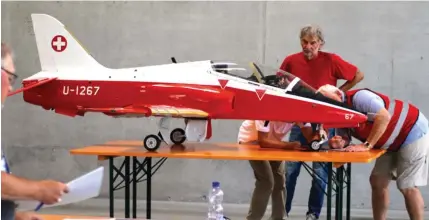  ??  ?? Sur la troisième marche du podium F4C, on trouve le très talentueux Walter Gähwiler. Son étonnant BAE Hawk MK 66 est à l’échelle 1/4, l’envergure atteint 2,35 m pour une masse inférieure à 15 kg. Il connaîtra un problème de servo d’aileron sur une manche, mais cela restera sans conséquenc­e sur son résultat final.