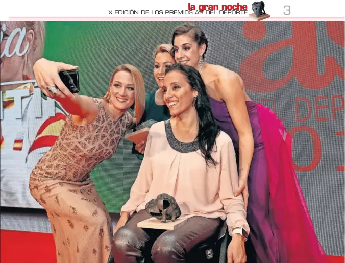  ??  ?? SELFIE DE GRANDES CAMPEONAS. Mireia Belmonte hace una foto con su móvil a Teresa Perales, Carolina Marín y Lydia Valentín.