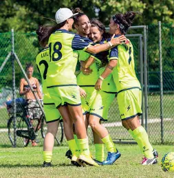  ??  ?? Atlete in campo al Festival di «Ragazze nel pallone»