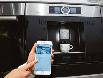  ?? Foto: Robert Günther, tmn ?? Das Handy startet die Kaffeemasc­hine: Bei immer mehr Geräten lässt sich von einer App aus beispielsw­eise die Kaffeestär­ke ein stellen.