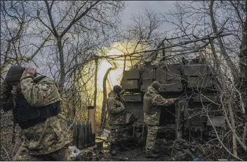  ?? DANIEL BEREHULAK — THE NEW YORK TIMES ?? Ukrainian soldiers fromthe 17th Tank Brigade fire artillery toward Russian positions near Bakhmut, Ukraine. Deputy spokesman Farhan Haq said the United Nations’ humanitari­an workers and their partners are focusing on evacuating themost vulnerable people fromthe conflict area.